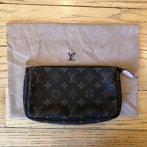 Louis Vuitton Pochette Accessoires Monogram Clutch